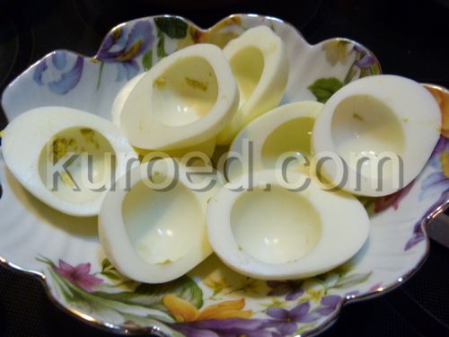 Фаршированные яйца, пошаговое приготовление - разрезать пополам, вынуть желтки