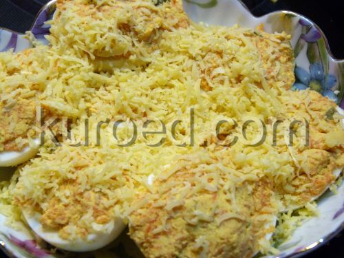 нежные фаршированные яйца с сыром