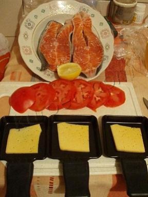 Форель на гриле: форель, сыр, помидоры