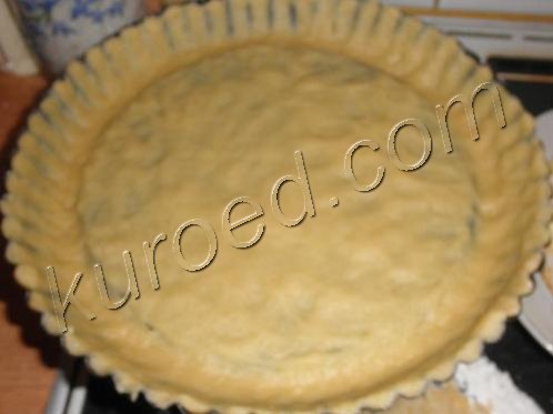 яблочно-сливовый песочный пирог, пошаговое приготовление - выложить тесто в форму