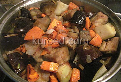 Икра из баклажанов и кабачков, пошаговое приготовление - Обжаренные овощи сложить в кастрюлю