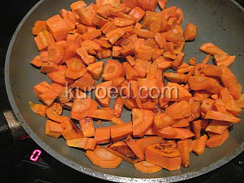 Икра из баклажанов и кабачков, пошаговое приготовление - обжарить морковь