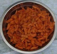Плов на костре, пошаговое приготовление - нарезать морковь