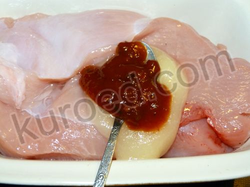 грудка индейки, запеченная в медовом соусе, пошаговое приготовление  - смазать грудку медом и томатным соусом
