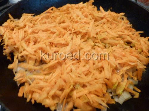 Индюшиные тефтели с морковью, пошаговое приготовление - морковь на сковороде
