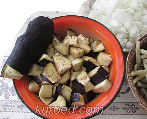 Овощное рагу с баклажанами, пошаговое приготовление  - нарезать баклажаны