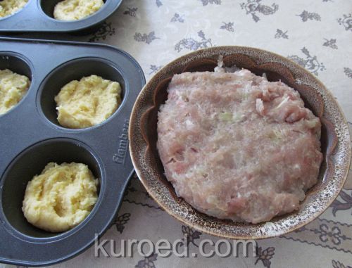 Картофельные пирожки с мясом, пошаговое приготовление - Сделать углубления для начинки