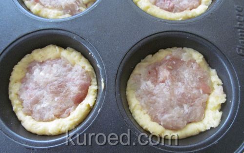 Картофельные пирожки с мясом, пошаговое приготовление - На картофельное тесто выкладываем  начинку