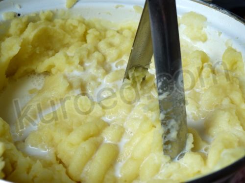 Картофельное пюре, пошаговое приготовление - Добавить сливочное масло и горячее молоко
