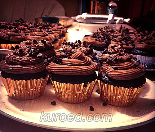 Шоколадные кексы, украшенные шоколадным "фростингом", испеченные ф формочках из фольги