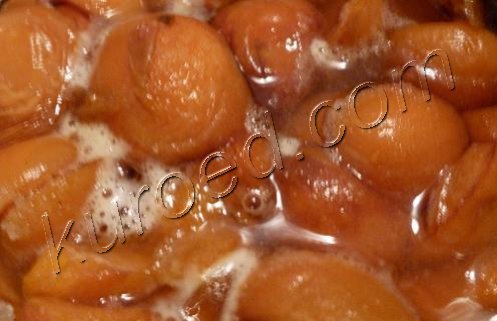 Кисель из кураги, пошаговое  приготовление - добавляем разведенный в абрикосовом соке крахмал