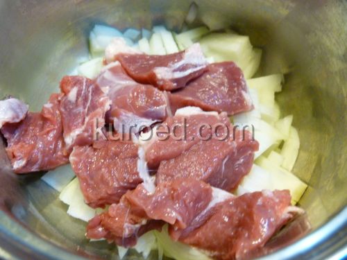 Кисло-сладкое жаркое, фоторецепт - сложить в кастрюльку нарезанные мясо и лук