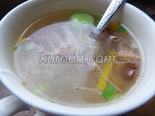 Быстрый китайский суп с овощами и рисовой лапшой