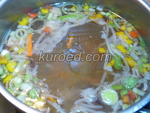 Быстрый китайский суп с овощами и рисовой лапшой, пошаговое приготовление - забросить в бульон овощи