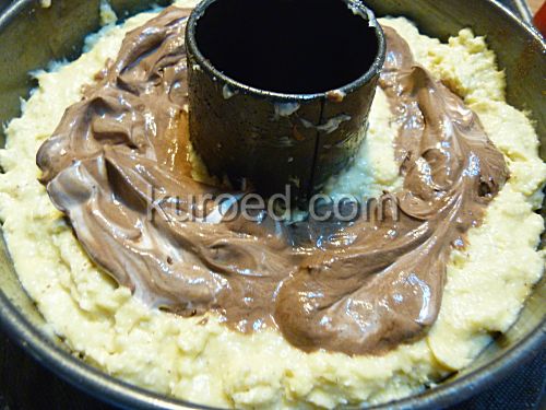 Кофейно-творожный кекс с шоколадом, пошаговое приготовление - на тесто выложить начинку