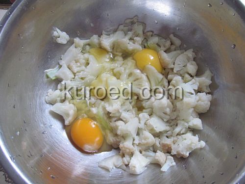 Котлеты из цветной капусты, пошаговое приготовление - добавить яйца