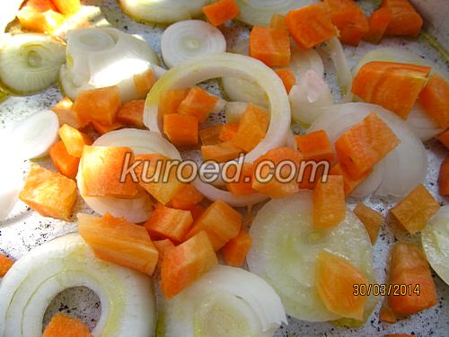 Котлеты из хека, пошаговое приготовление - выложить овощи на дно формы
