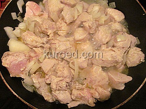 Курица с баклажанами, фоторецепт - на сковороде обжарить нарезанную куриную грудку и лук