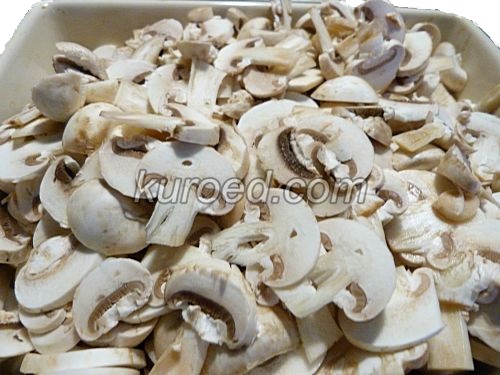 Рагу из овощей с печеной курицей и грибами, пошаговое приготовление - нарезать грибы и выложить на противень