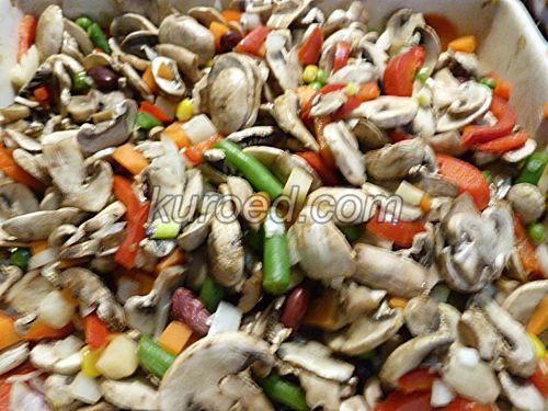 Рагу из овощей с печеной курицей и грибами, пошаговое приготовление - перемешать овощи и грибы
