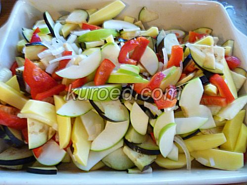 Курица с овощами, пошаговое приготовление  - овощи нарезать и выложить в форму для запекания