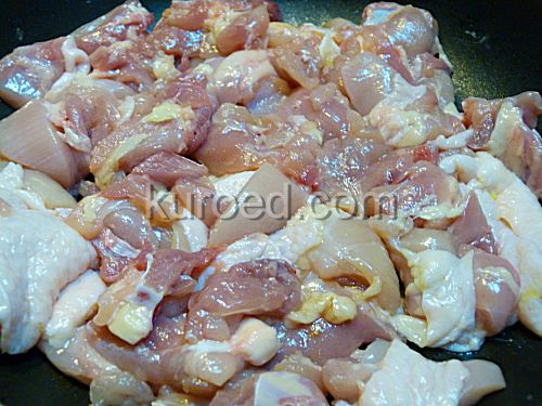 Перловка с курицей, пошаговое приготовление  - Вымыть, нарезать и обжарить мясо
