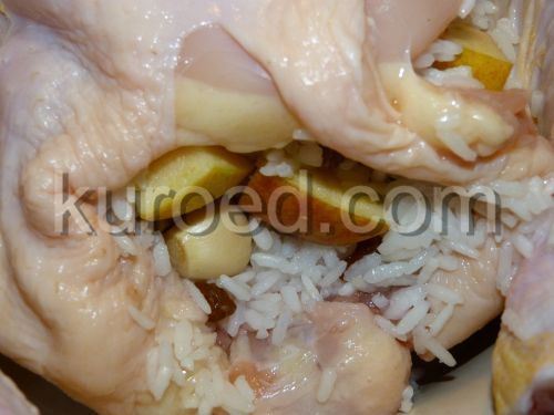 Курица запеченная с рисом  и яблоками, пошаговое приготовление - фаршировка