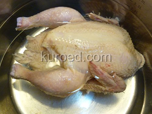 Курица вареная, фоторецепт - Цыпленка положить в кастрюлю и залить холодной водой