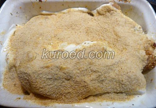Запеченная куриная грудка, пошаговое приготовление - Посыпать панировочными сухарями