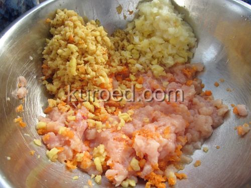 Куриные котлеты с картофелем и морковью, пошаговое приготовление - Курицу перекрутить вместе с картофелем, морковью и луком