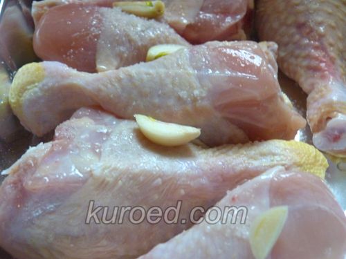 Куриные ножки в духовке с брокколи, пошаговое приготовление - уложить куриные ножки в форму
