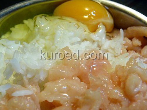 Куриные тефтели с рисом, фоторецепт - грудку перекрутить на мясорубке, добавить рис и яйцо