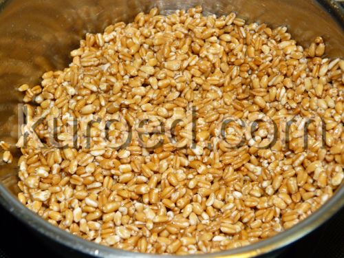 готовим кутю: с замоченной пшеницы слили воду