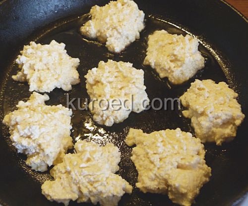 Ленивые сырники, пошаговое приготовление  - выложить тесто на сковороду