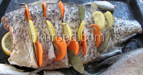 Лещ запеченный с лимоном, пошаговое приготовление - в надрезы вставить кружки моркови