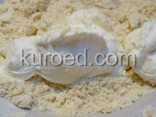 песочная основа для  торта, пошаговое приготовление - Сливочное масло порубить с мукой, добавить сметану 