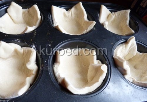 Маффины с сосисками, пошаговое приготовление - слоеное тесто нарезать и уложить в формы