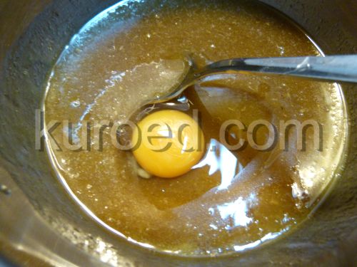медовое печенье, приготовление - добавить яйцо