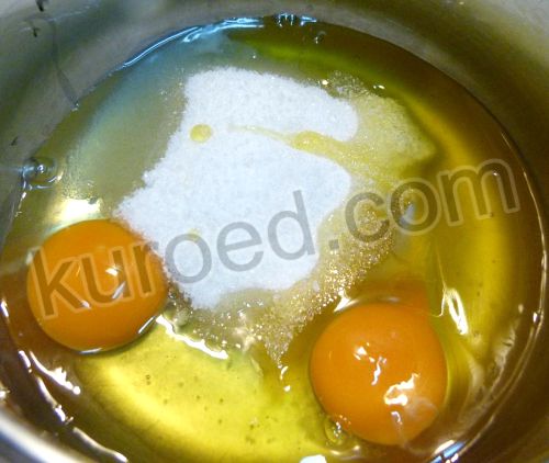 медовик на кефире, поэтапное приготовление - выложить яйца, сахар и мед