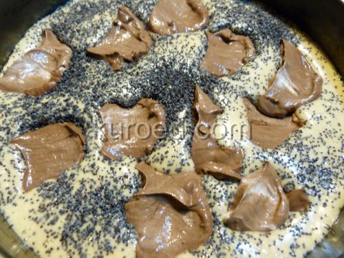 Медовик с шоколадом, фоторецепт - на тесто в форме выложить шоколадную начинку
