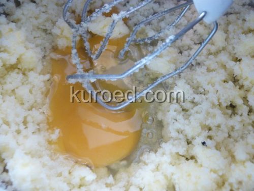 Медовик со сметанным кремом, пошаговое приготовление - сливочное масло взбить с сахаром, добавить яйца