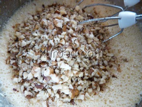 Медовик со сметанным кремом, пошаговое приготовление - добавляем орехи