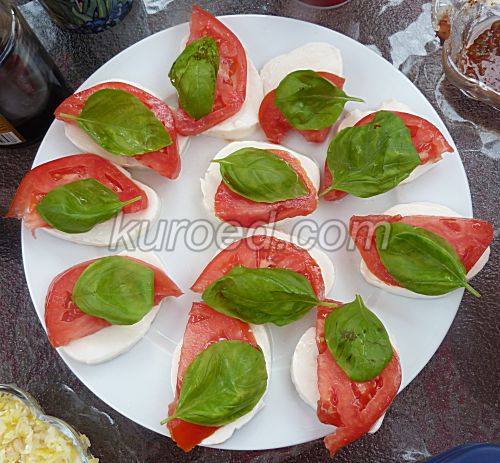 Моцарелла с помидорами и базиликом