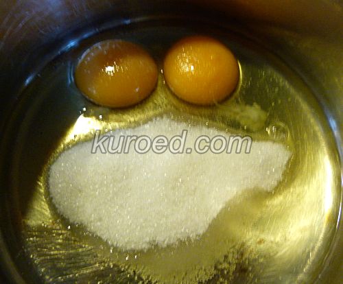 Оладушки с персиками, пошаговое приготовление - Яйца смешать с сахаром