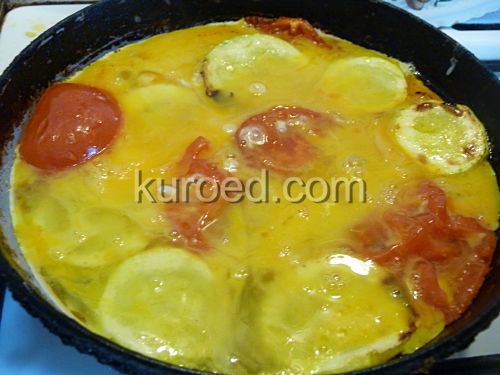 Омлет с помидорами и кабачками, пошаговое приготовление - Залить яйцами
