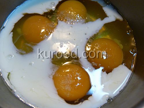 Омлет в духовке, пошаговое приготовление  - смешать яйца и молоко