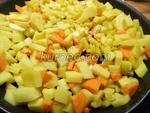 Зимнее овощное рагу, пошаговое приготовление - почистить и нарезать картошку и морковку
