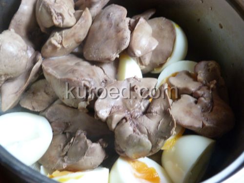 Паштет из паровой куриной печени, пошаговое приготовление - печень и яйца в кастрюльке