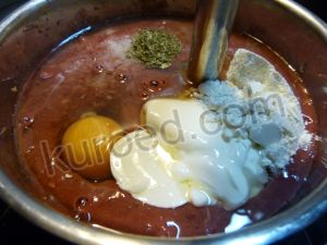 приготовление запеченного печеночного паштета - Добавить яйцо, сметану, соль, пряности
