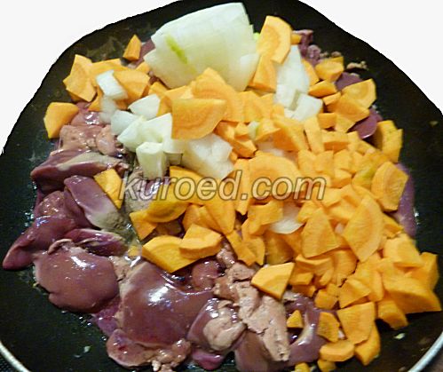 Куриная печень тушеная с овощами, пошаговое приготовление - добавить лук и морковь